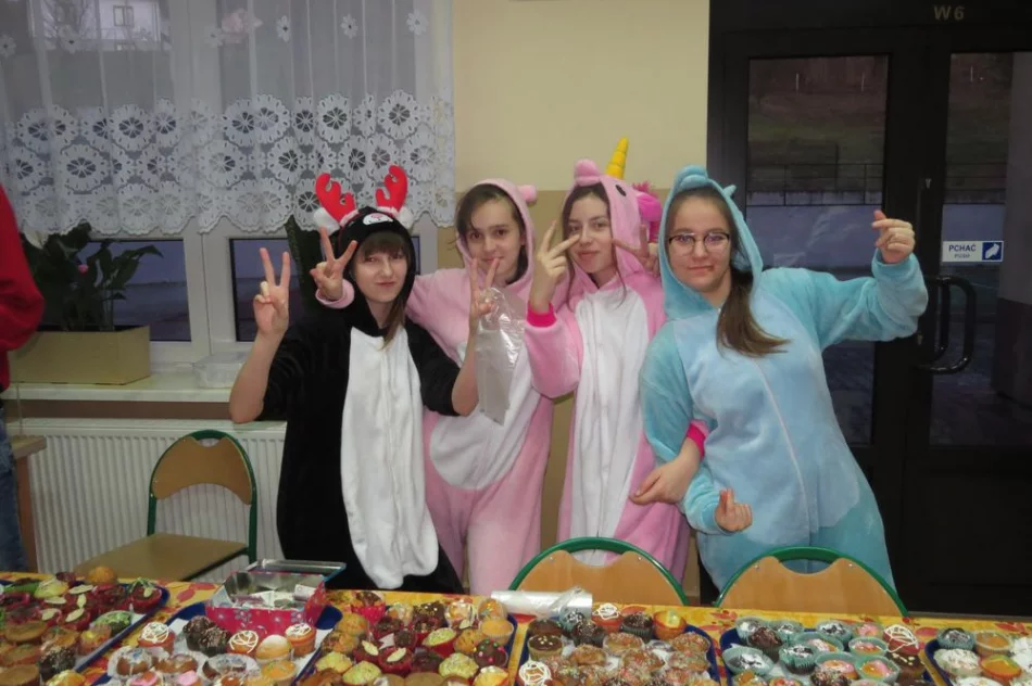 SP Nr 1 w Starej Wsi „RAZEM NA ŚWIĘTA” z Kubusiem Dąbrowskim - zdjęcie 11