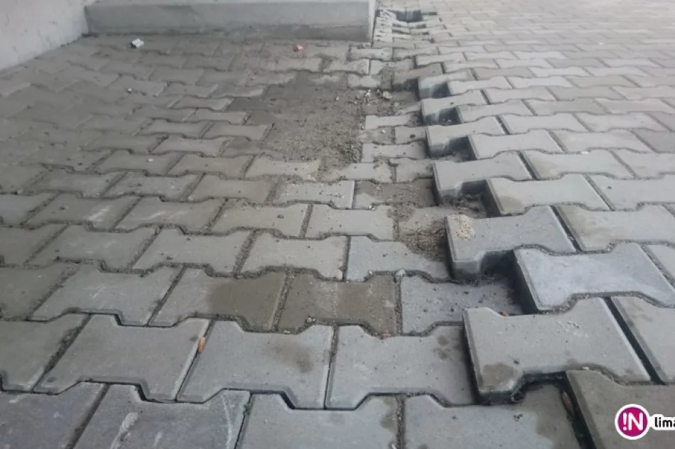 Fuszerka na 'dołku':  zapadający się chodnik - zdjęcie 2