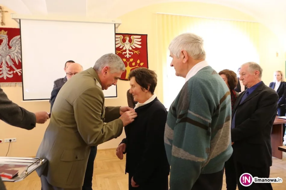 Rodzice żołnierzy wyróżnieni medalami - zdjęcie 3