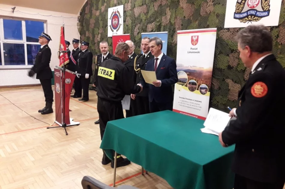 Uroczystość ślubowania oraz wręczenia zaświadczeń strażakom po ukończonym kursie podstawowym - zdjęcie 2