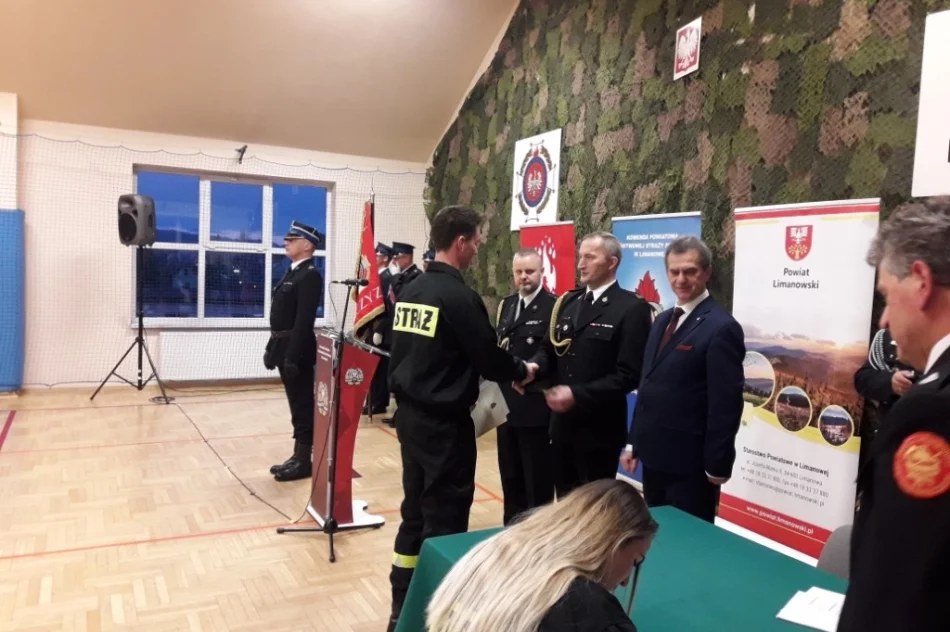 Uroczystość ślubowania oraz wręczenia zaświadczeń strażakom po ukończonym kursie podstawowym - zdjęcie 5