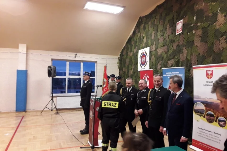 Uroczystość ślubowania oraz wręczenia zaświadczeń strażakom po ukończonym kursie podstawowym - zdjęcie 6