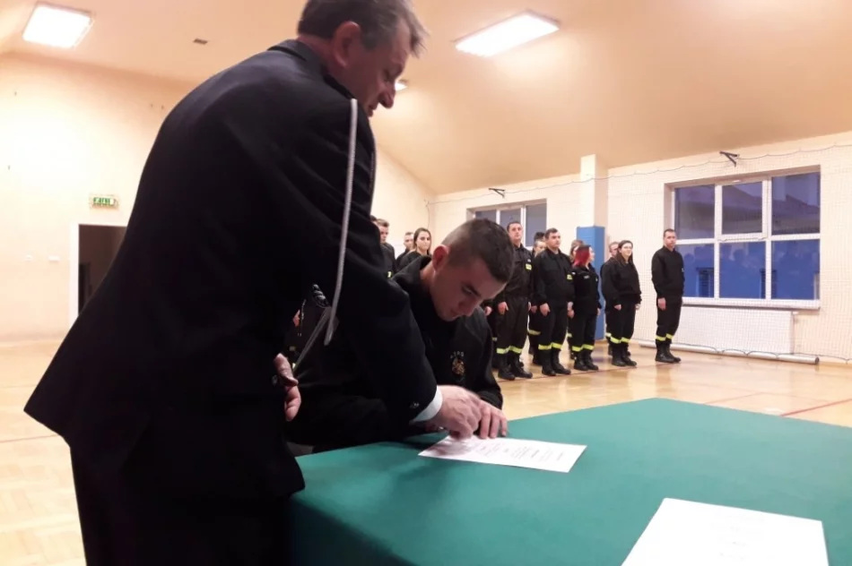 Uroczystość ślubowania oraz wręczenia zaświadczeń strażakom po ukończonym kursie podstawowym - zdjęcie 7