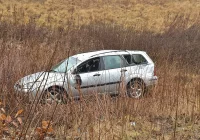 Trzy osoby, w tym dziecko - trafiły do szpitala po dachowaniu samochodu - zdjęcie główne