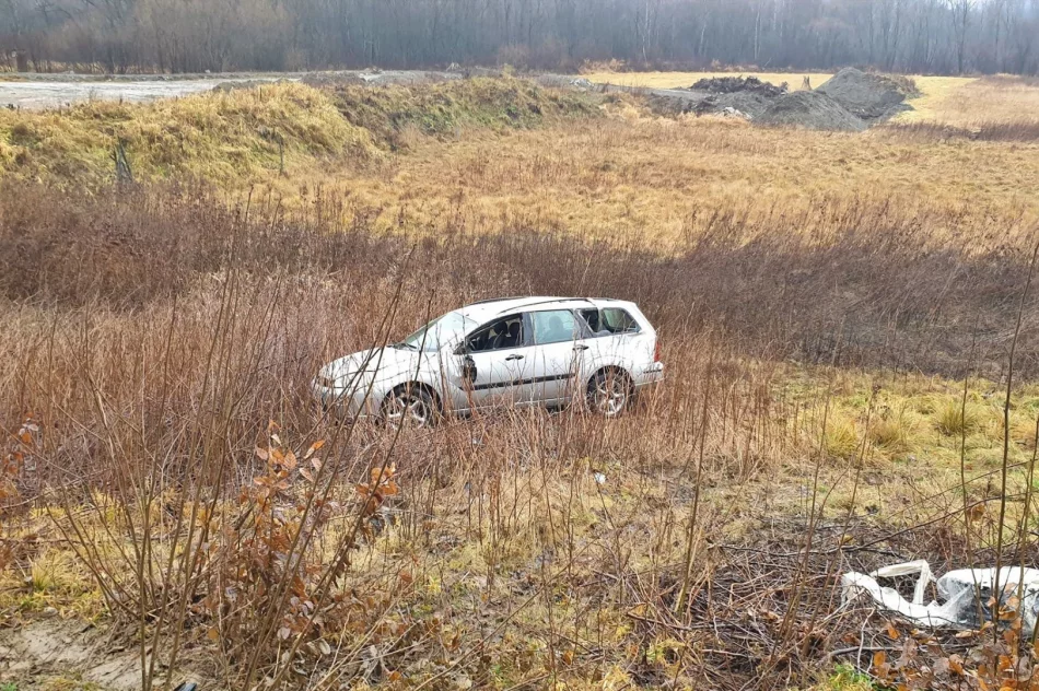 Trzy osoby, w tym dziecko - trafiły do szpitala po dachowaniu samochodu - zdjęcie 3