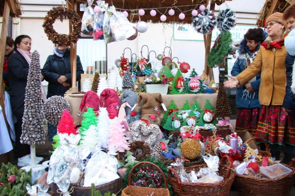 Świąteczny klimat podczas I Powiatowego Kiermaszu Bożonarodzeniowego - zdjęcie 2