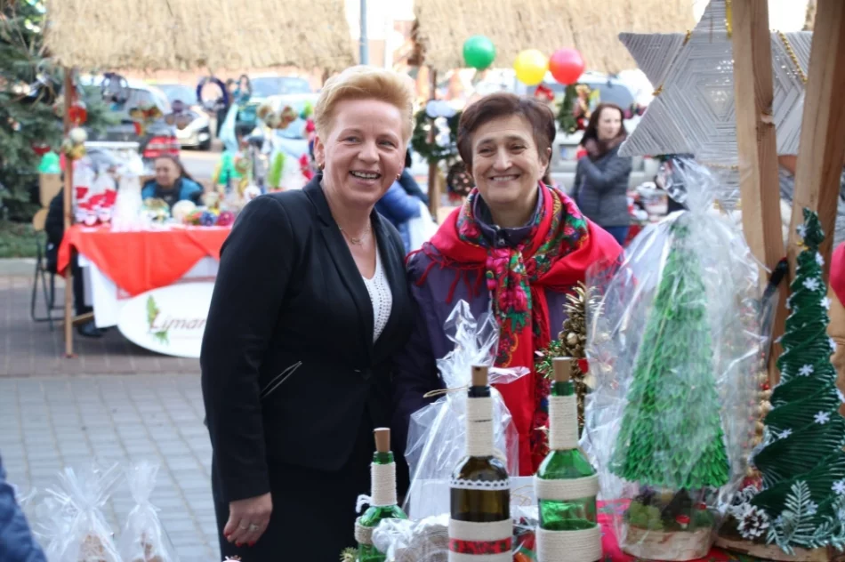 Świąteczny klimat podczas I Powiatowego Kiermaszu Bożonarodzeniowego - zdjęcie 3