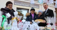 Świąteczny klimat podczas I Powiatowego Kiermaszu Bożonarodzeniowego - zdjęcie 4