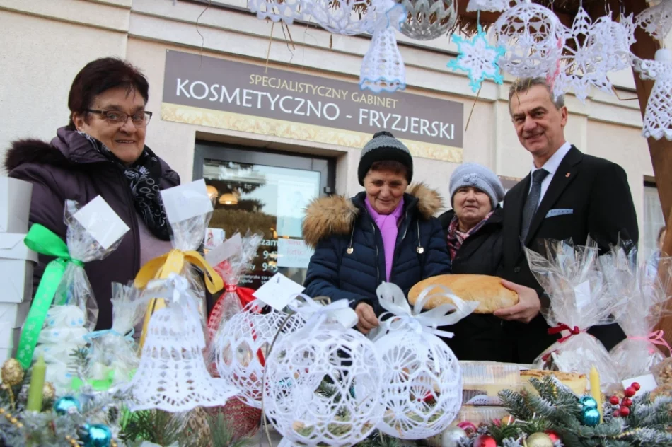 Świąteczny klimat podczas I Powiatowego Kiermaszu Bożonarodzeniowego - zdjęcie 4