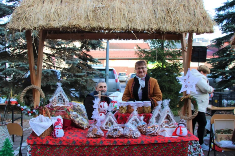 Świąteczny klimat podczas I Powiatowego Kiermaszu Bożonarodzeniowego - zdjęcie 5