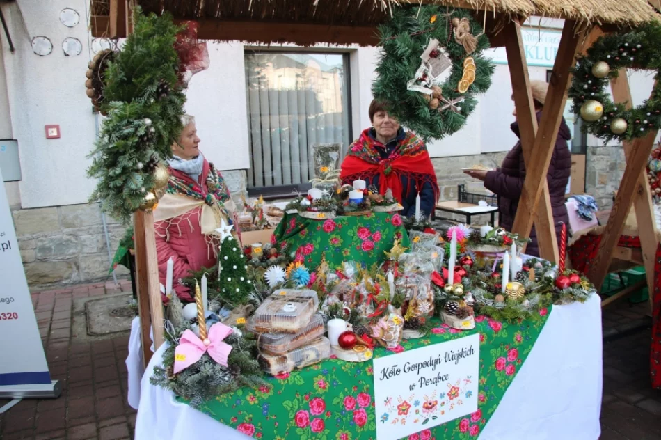 Świąteczny klimat podczas I Powiatowego Kiermaszu Bożonarodzeniowego - zdjęcie 6