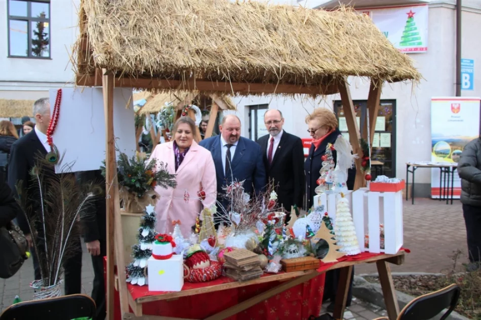 Świąteczny klimat podczas I Powiatowego Kiermaszu Bożonarodzeniowego - zdjęcie 8