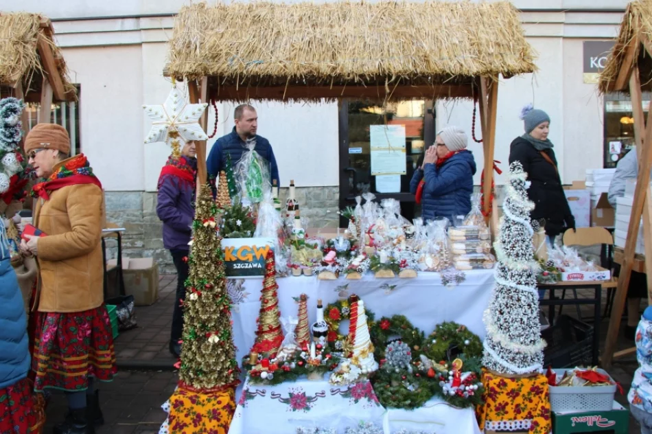 Świąteczny klimat podczas I Powiatowego Kiermaszu Bożonarodzeniowego - zdjęcie 9