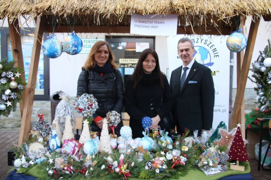 Świąteczny klimat podczas I Powiatowego Kiermaszu Bożonarodzeniowego - zdjęcie 10