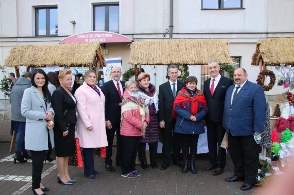 Świąteczny klimat podczas I Powiatowego Kiermaszu Bożonarodzeniowego - zdjęcie 11