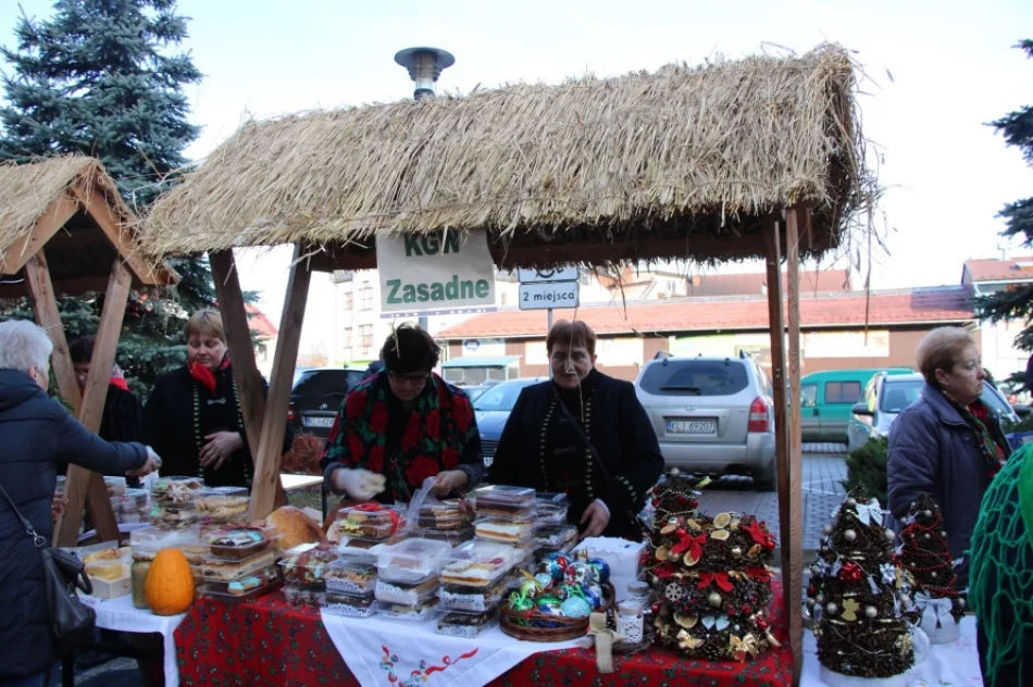 Świąteczny klimat podczas I Powiatowego Kiermaszu Bożonarodzeniowego - zdjęcie 12
