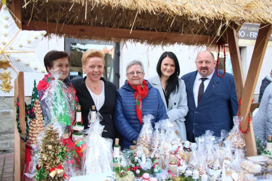 Świąteczny klimat podczas I Powiatowego Kiermaszu Bożonarodzeniowego - zdjęcie 13