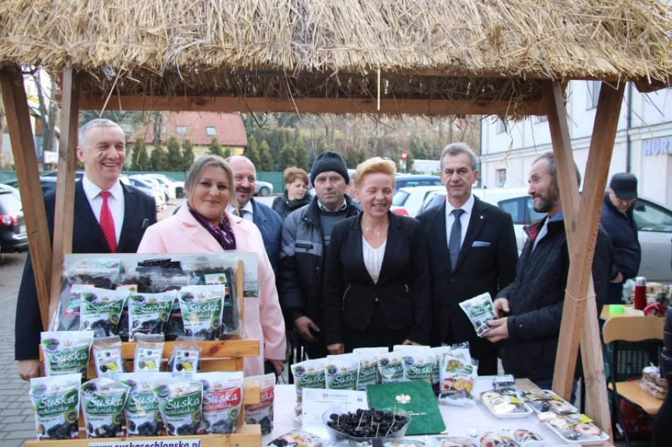 Świąteczny klimat podczas I Powiatowego Kiermaszu Bożonarodzeniowego - zdjęcie 14