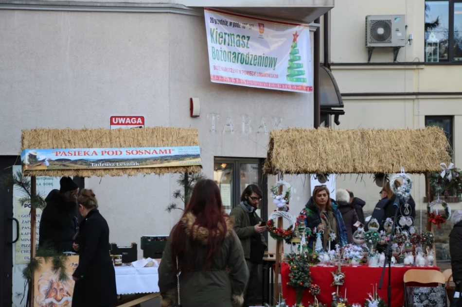 Świąteczny klimat podczas I Powiatowego Kiermaszu Bożonarodzeniowego - zdjęcie 15