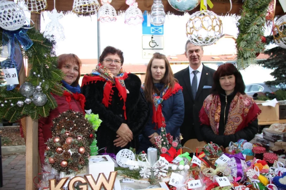 Świąteczny klimat podczas I Powiatowego Kiermaszu Bożonarodzeniowego - zdjęcie 16