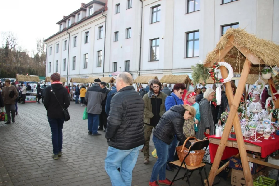 Świąteczny klimat podczas I Powiatowego Kiermaszu Bożonarodzeniowego - zdjęcie 17