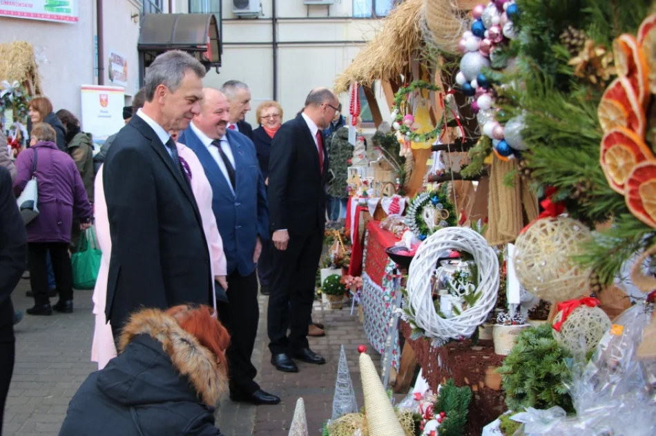 Świąteczny klimat podczas I Powiatowego Kiermaszu Bożonarodzeniowego - zdjęcie 18