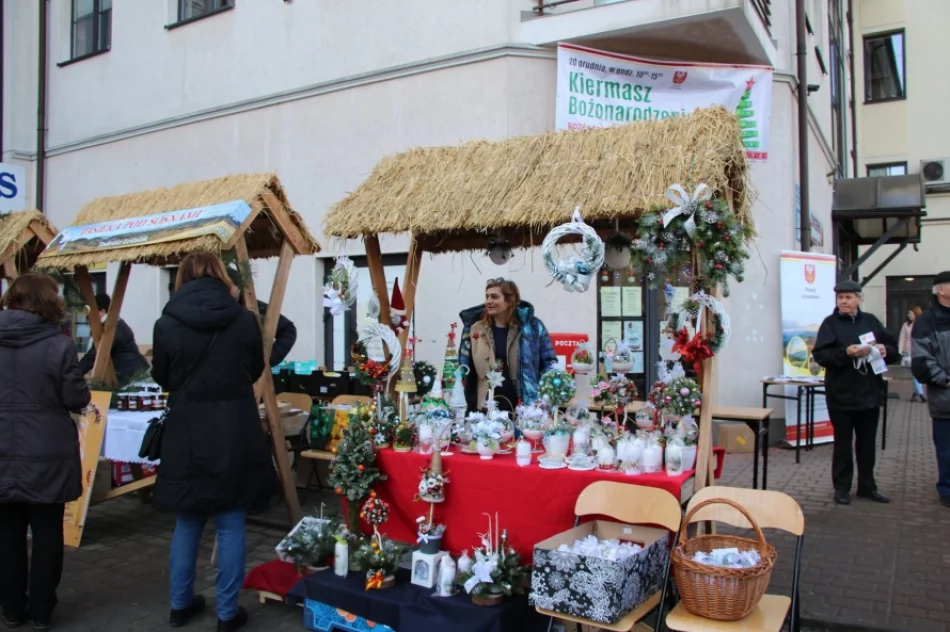 Świąteczny klimat podczas I Powiatowego Kiermaszu Bożonarodzeniowego - zdjęcie 19