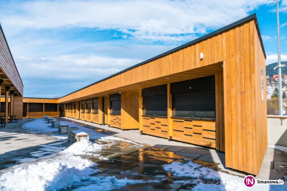 Nowy plac targowy wciąż świeci pustkami, a obok handel kwitnie - zdjęcie 2