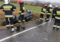 Dachowanie i kolizja na DK 28 - zdjęcie główne