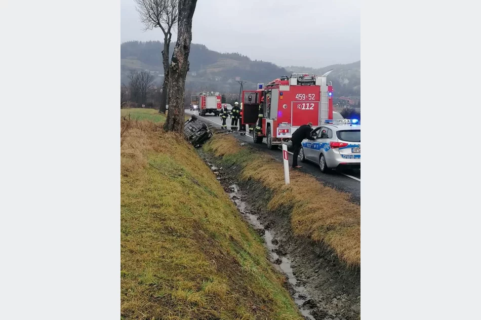 Dachowanie i kolizja na DK 28 - zdjęcie 2