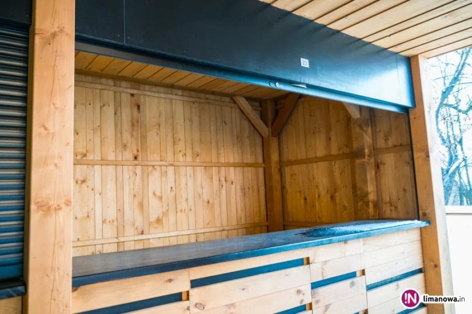 Nowy plac targowy wciąż świeci pustkami, a obok handel kwitnie - zdjęcie 3