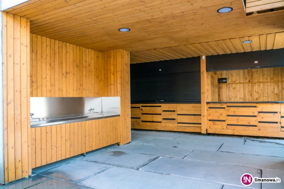 Nowy plac targowy wciąż świeci pustkami, a obok handel kwitnie - zdjęcie 4