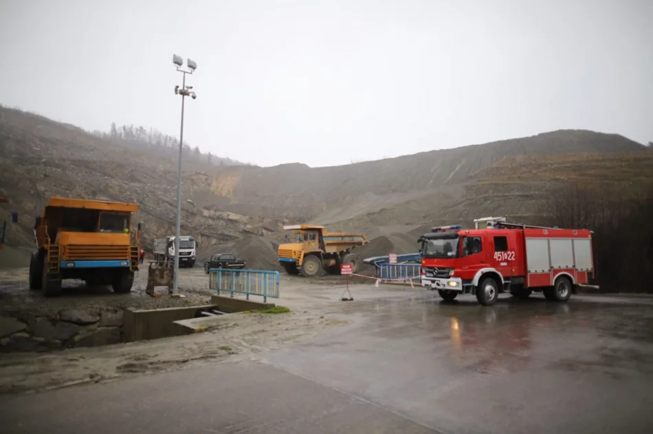 Strażacy na ratunek... kozie, która utknęła na skalnej półce - zdjęcie 4