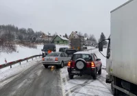 Utrudnienia na DK 28 - trudne warunki drogowe - zdjęcie główne