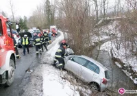 Zderzenie samochodów na wąskiej drodze - zdjęcie główne