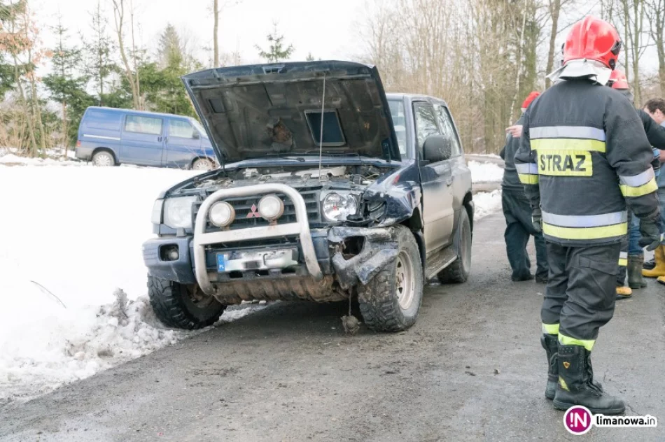 Zderzenie samochodów na wąskiej drodze - zdjęcie 2