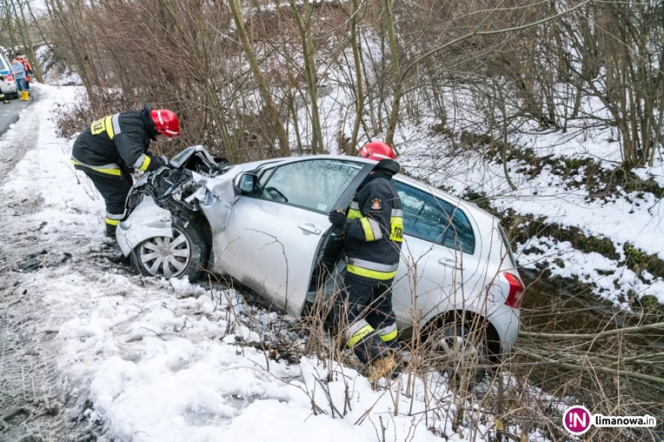 Zderzenie samochodów na wąskiej drodze - zdjęcie 3