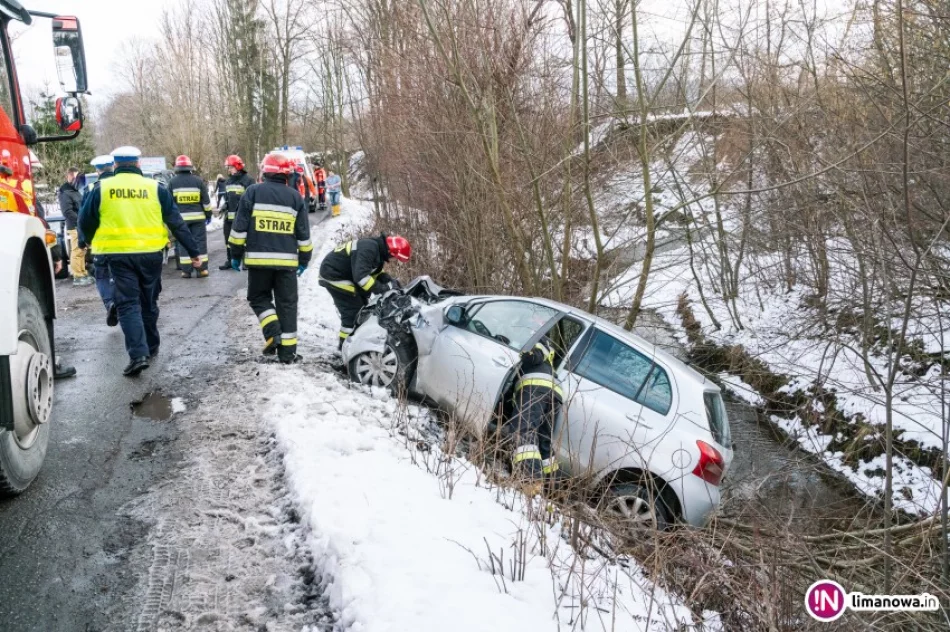 Zderzenie samochodów na wąskiej drodze - zdjęcie 4
