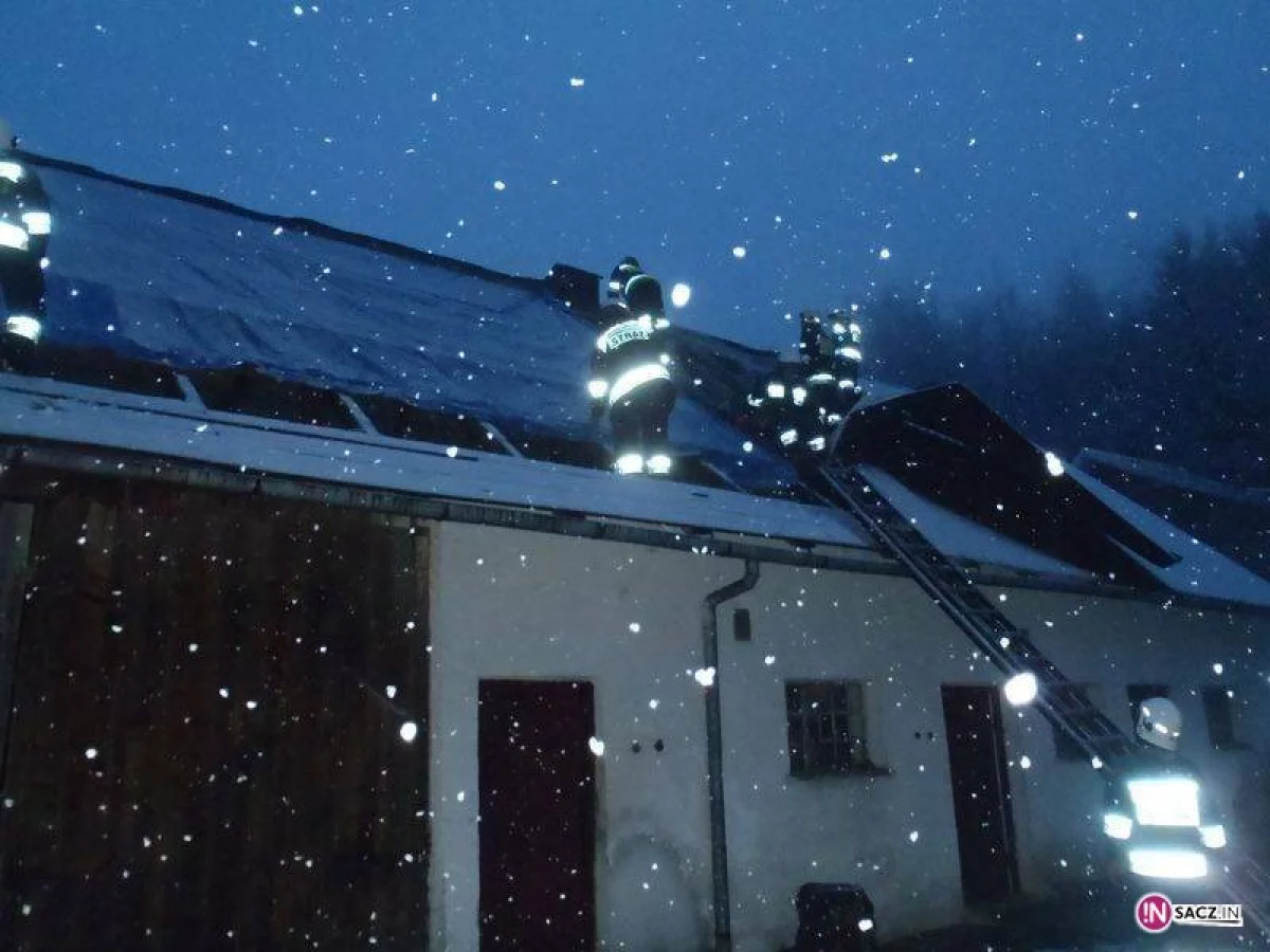 Wiat zerwał dach z budynku w Popardowej