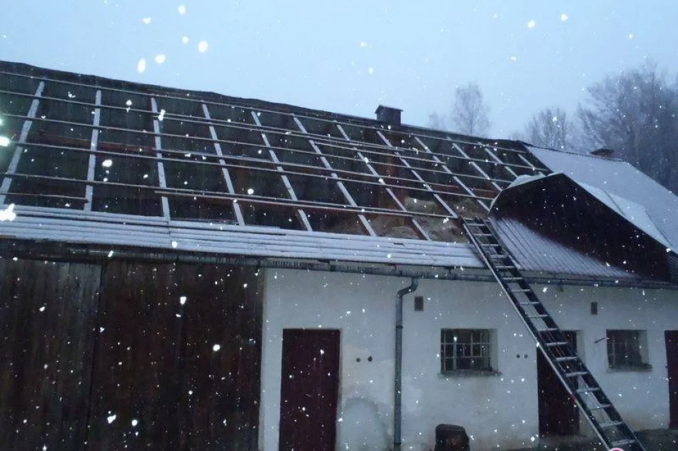 Wiat zerwał dach z budynku w Popardowej - zdjęcie 2