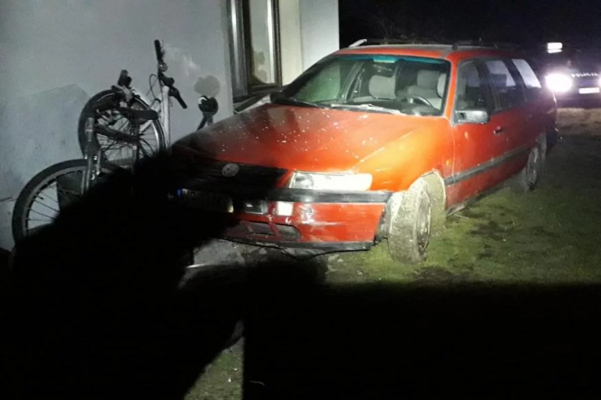 Nocny pościg przez 30 km. Pijany 32-latek staranował radiowóz, wypadł z jezdni i uderzył w dom