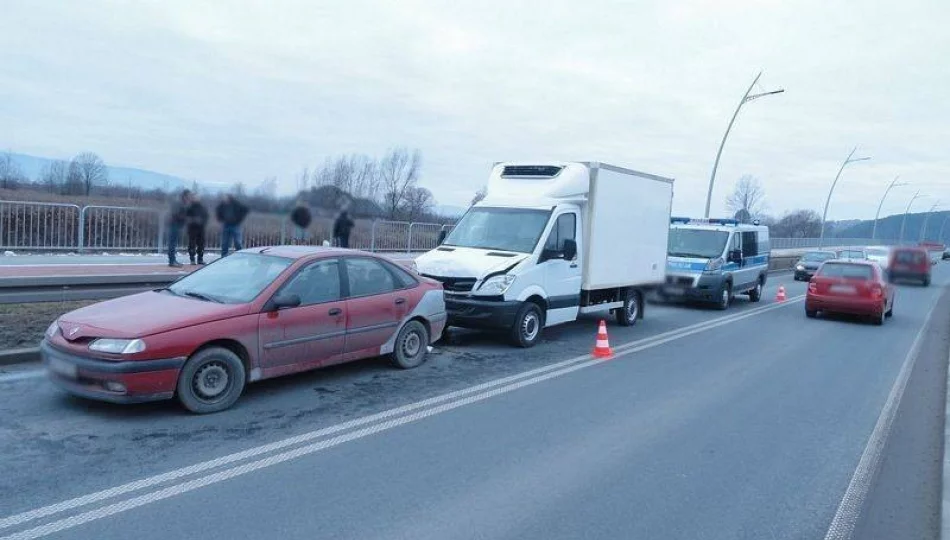 Zderzenie dwóch samochodów  na obwodnicy północnej - zdjęcie 1