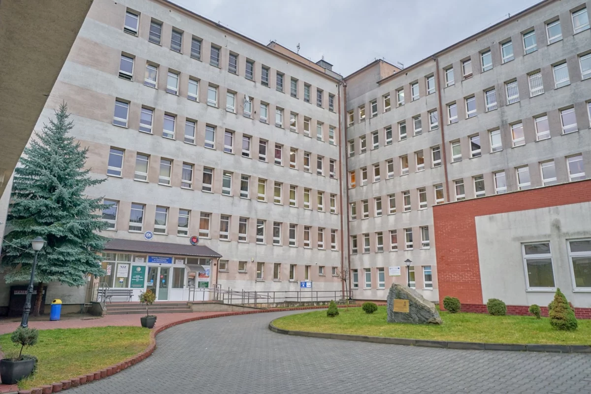 Krakowski szpital wstrzymuje przyjęcia, limanowski wprowadzi zakaz odwiedzin?