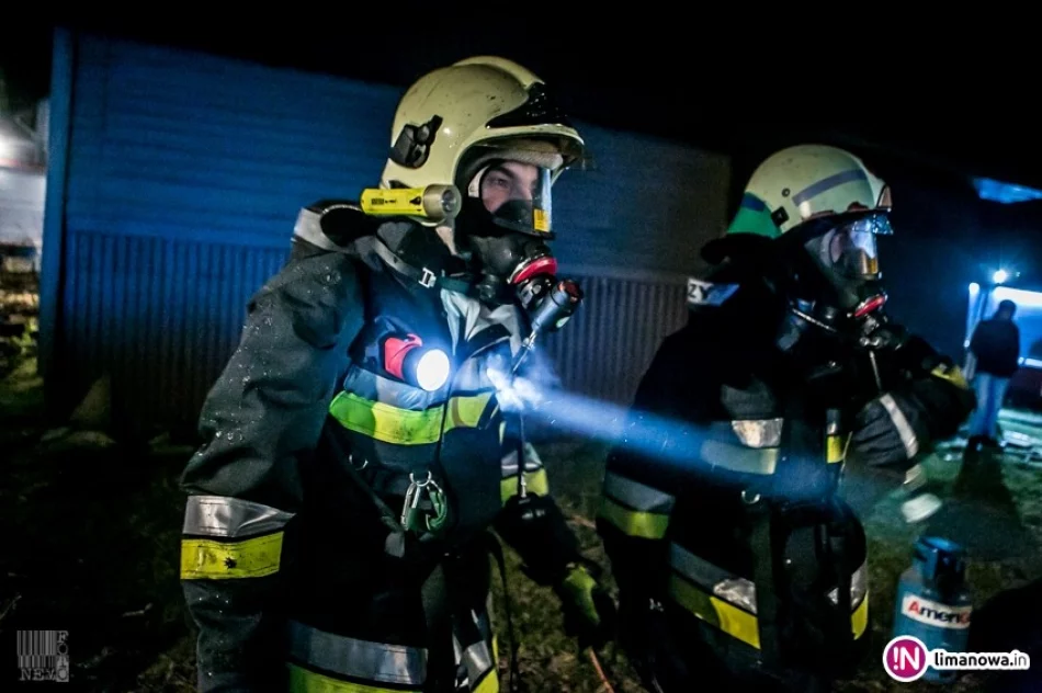 Pożar budynku gospodarczego - jedna osoba trafiła do szpitala (wideo) - zdjęcie 3