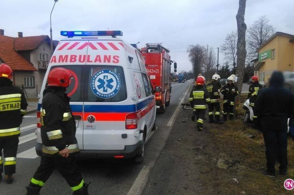 W Nawojowej osobówka zderzyła się z ciężarówką - zdjęcie 2