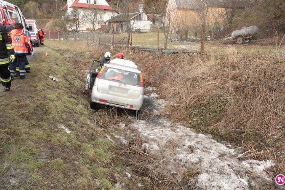 W Andrzejówce samochód osobowy wypadł z drogi - zdjęcie 3