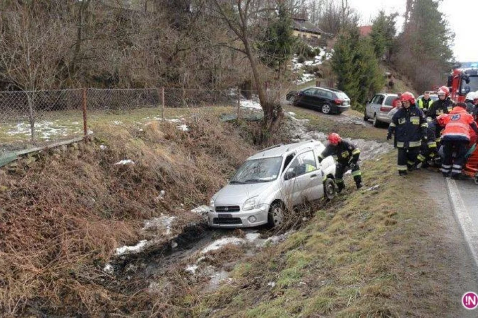 W Andrzejówce samochód osobowy wypadł z drogi - zdjęcie 4