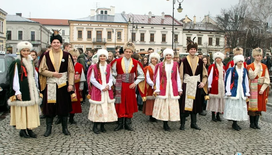 Blisko 1400 maturzystów stanęło do poloneza - zdjęcie 1