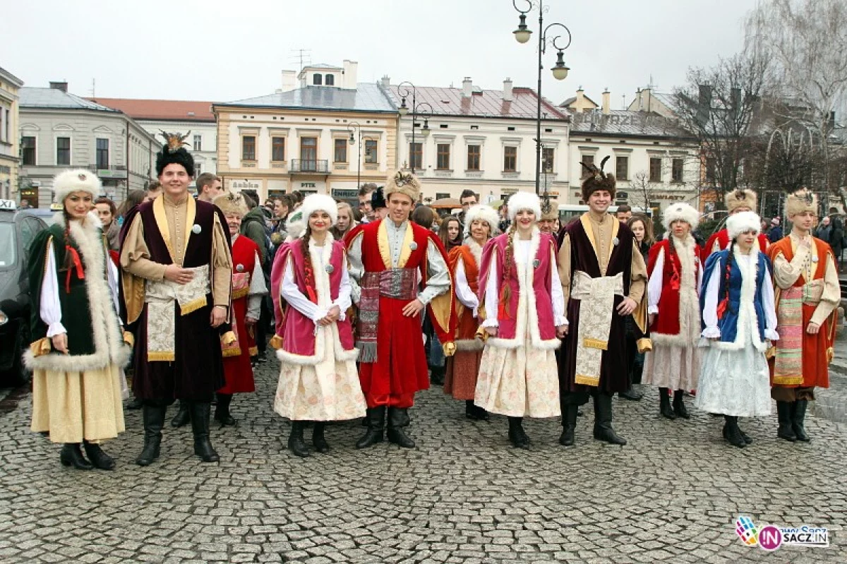 Blisko 1400 maturzystów stanęło do poloneza