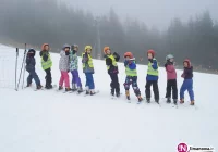 Dzieci ze szkół rozpoczęły naukę jazdy na nartach - zdjęcie główne